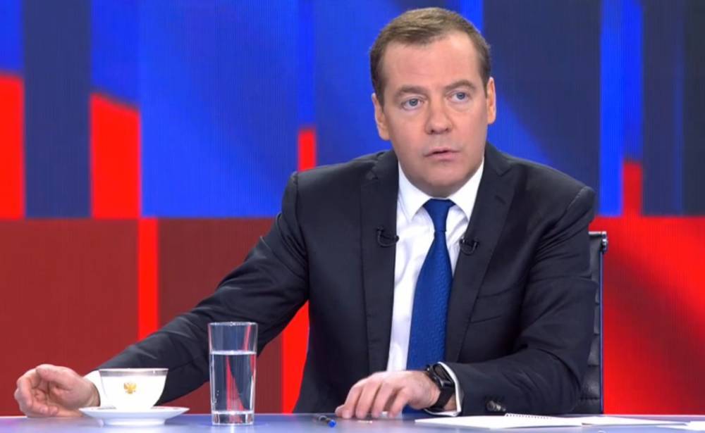 Медведев заявил, что подписывает документы до вечера 31 декабря