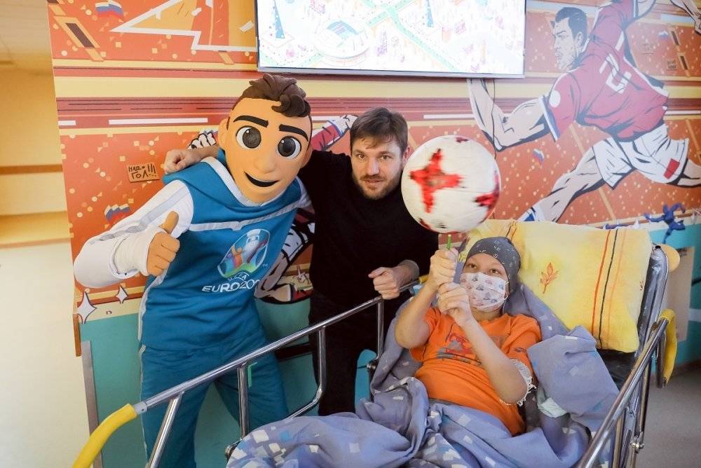 Талисман Евро-2020 порадовал подарками детей в петербургских больницах