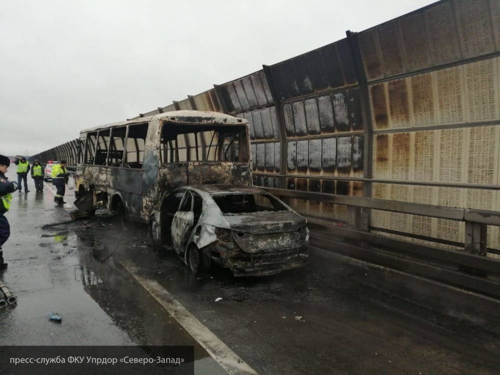 В Петербурге на КАДе  сгорели автобус и легковой автомобиль