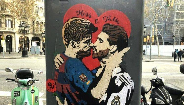 В Барселоне появились граффити с поцелуем Рамоса и Пике