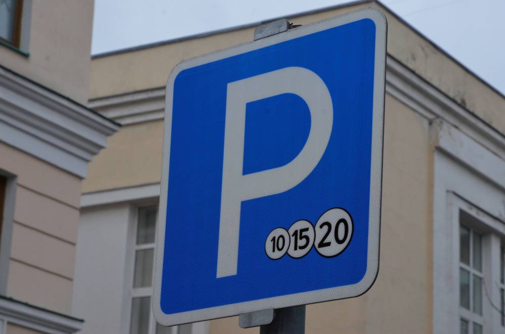 ЦОДД предостерег столичных водителей от парковки у рекламных щитов и деревьев