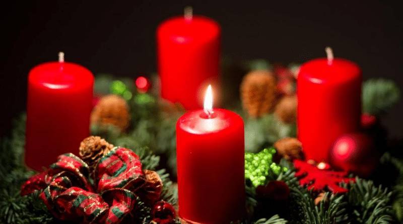 Как возникла традиция зажигать свечи на рождественском венке?