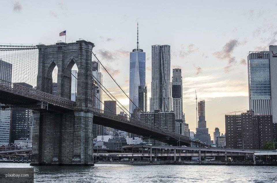 В Нью-Йорке архитектор погибла после падения на нее части фасада