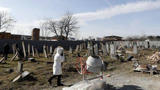 60 надгробий подожжены и разрушены на еврейском кладбище в Словакии