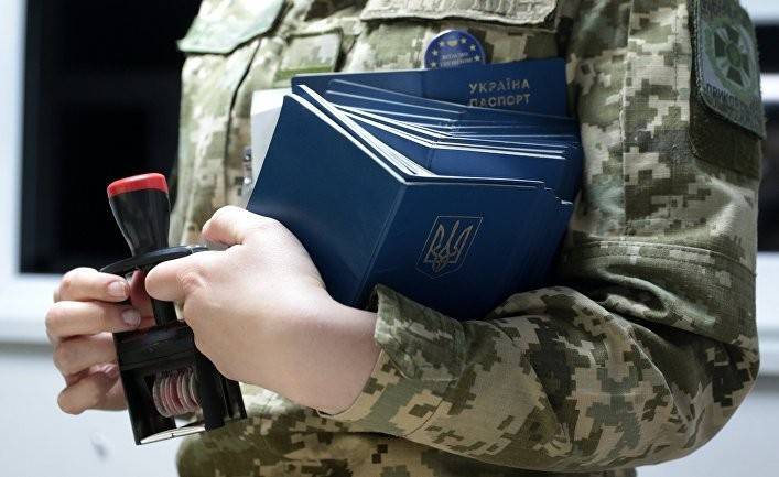 День: Киев ужесточил правила въезда украинцев в Россию