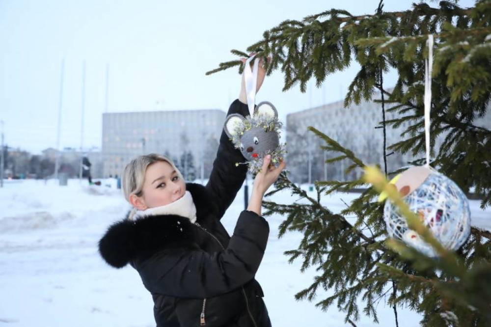 Новогодние елки в Архангельске украсили более 100 лучших елочных игрушек