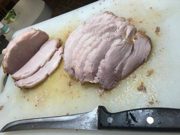 В Австралии настолько жарко, что парень приготовил свинину в своей машине и съел ее