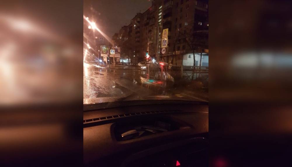 Шальной ветер нагнул светофор и рекламный щит в Петербурге
