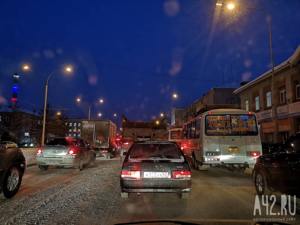 ДТП с КамАЗом заблокировало движение на Кузнецком проспекте в Кемерове