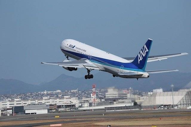 Самолет с 278 пассажирами вынужденно сел в Японии из-за возгорания двигателя