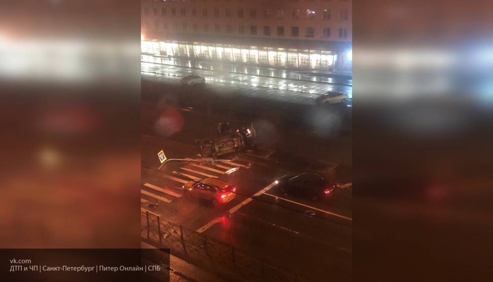 Легковушка протаранила светофор на проспекте Стачек в Петербурге