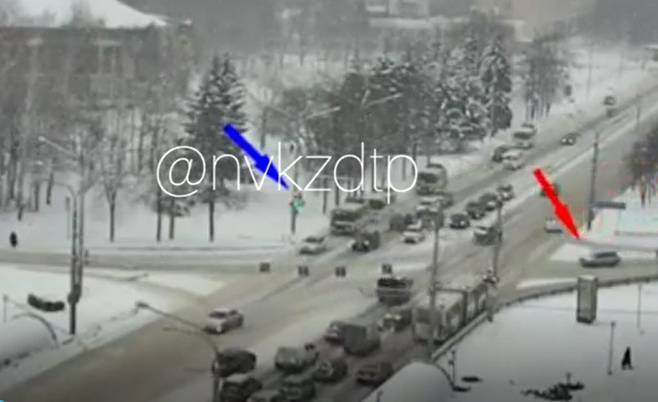 Машина развалилась на куски: массовое ДТП на перекрёстке в Кузбассе попало на видео