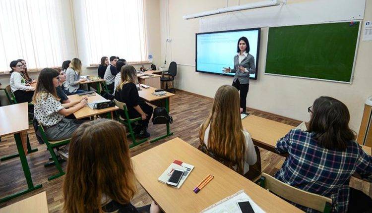 Собянин заявил о средней зарплате учителя в Москве в 115 тыс. рублей