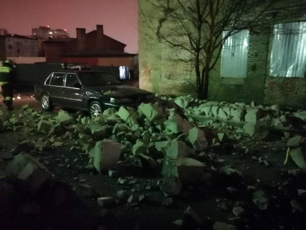 Разрушительная ночная стихия сильно наследила в Петербурге