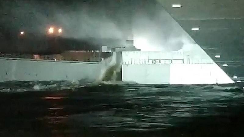 На Петербург обрушился сильнейший шторм (видео)
