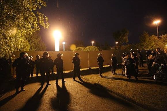 В Кольцово задержали участника протестов в сквере, чтобы вручить повестку на допрос