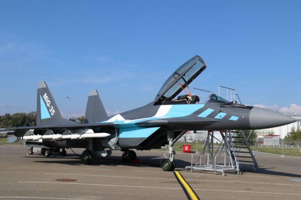 Над Мурманском истребители МиГ-29 отработали приемы воздушного боя
