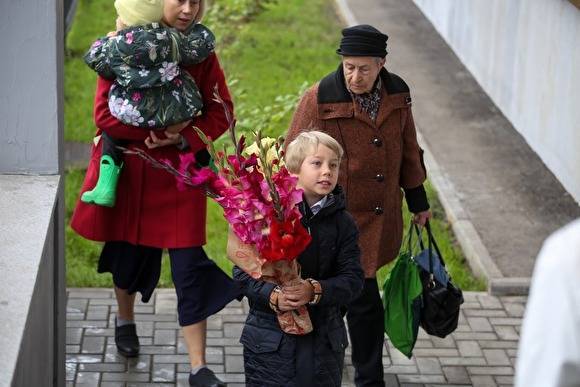 В школы Зауралья под видом прокурора звонят мошенники и предлагают купить цветы