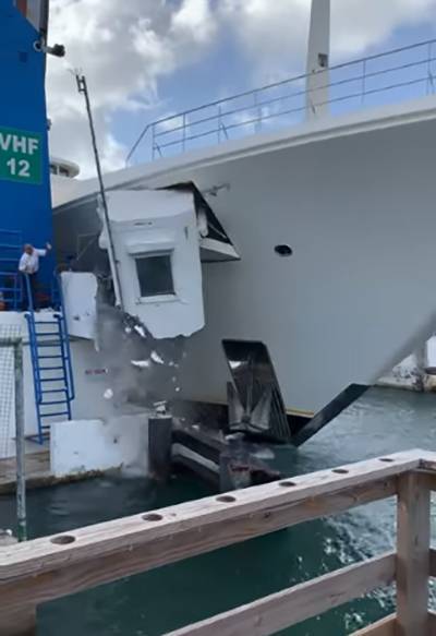 Бывшая яхта Абрамовича протаранила причал на Карибах