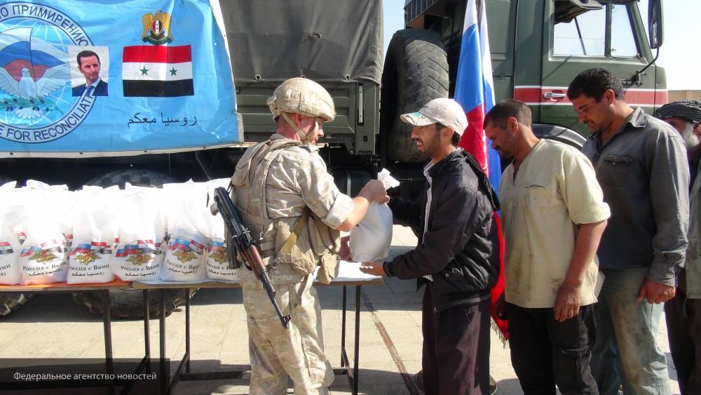 Офицеры ЦПВС вручили гумпомощь и подарки к Новому году жителям Эль-Кунейтры в Сирии
