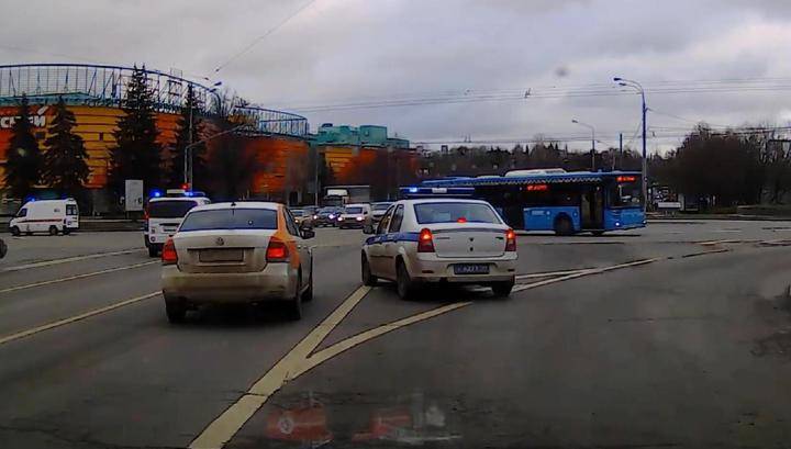 Такси протаранило спешащую на вызов полицейскую машину в Москве