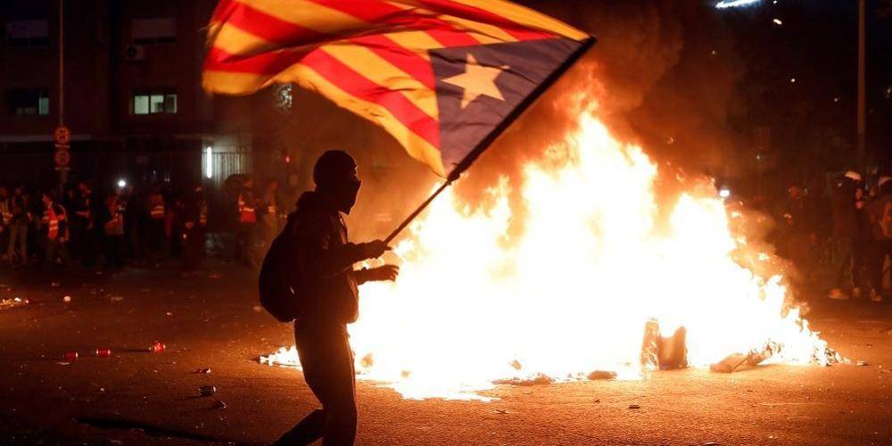 Появились видео жесткого разгона полицией демонстрантов в Барселоне