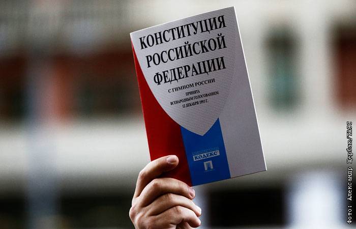 Президент РФ снова согласился изъять из Конституции слово "подряд"