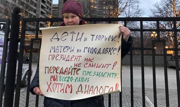 Матери политзаключённых вышли на пикеты, требуя диалога с Путиным&nbsp;
