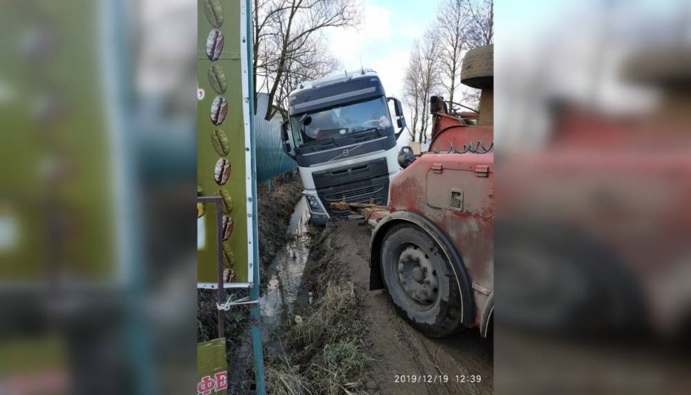 На Ленсоветовской дороге грузовик потерял управление и съехал в канаву