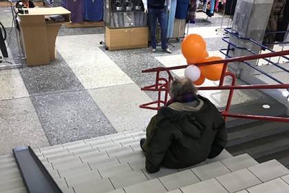Россиянин без ног ежедневно ползал по лестницам в ТЦ из-за проблем с пандусом