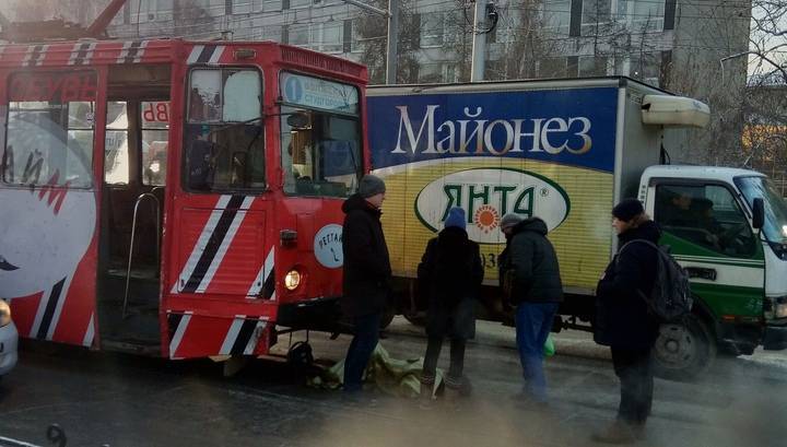 Находчивые пассажиры спасли упавшую под трамвай бабушку в Иркутске