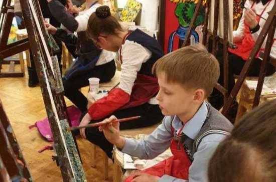Зураб Церетели научил детей росгвардейцев рисовать