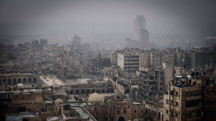 Жилой дом, поврежденный боевиками, рухнул в Алеппо