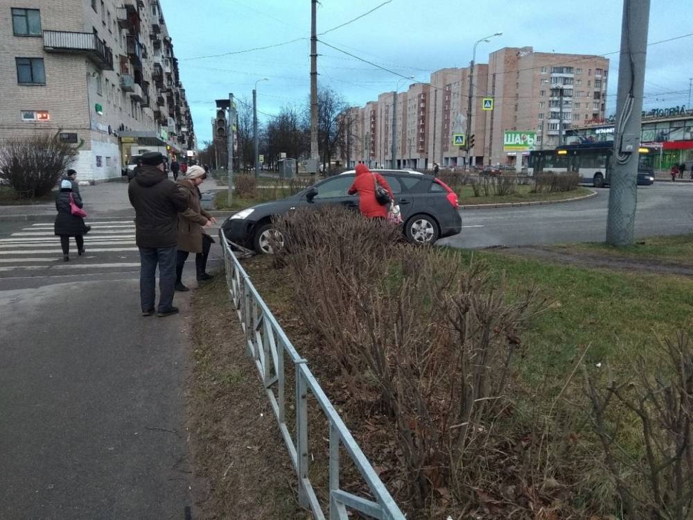 Автоледи неудачно повернула на улицу Летчика Пилютова и сшибла столб