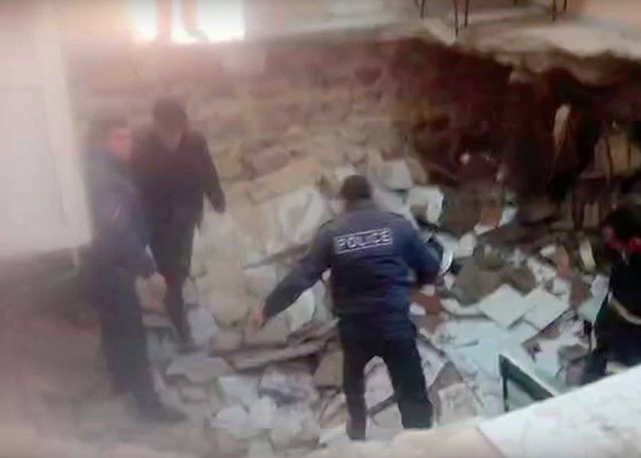 Более 10 человек пострадали при обрушении в здании военкомата в Ереване