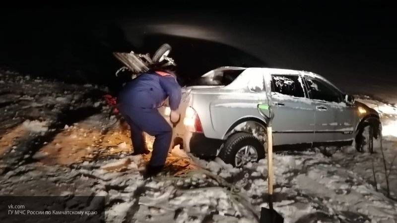 Сотрудники МЧС помогли мужчине, который застрял в автомобиле на Камчатке