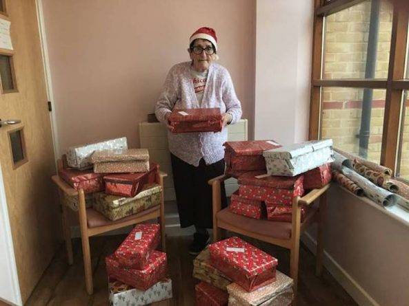Бабушка собрала 500 коробок с подарками для нуждающихся