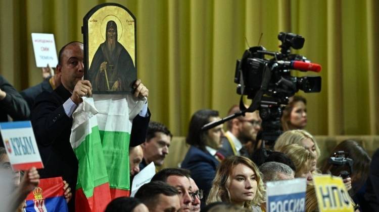 Настойчивый болгарский журналист все-таки сумел передать икону Путину