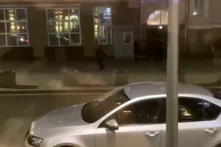 В Москве около здания ФСБ мужчина открыл стрельбу из автомата