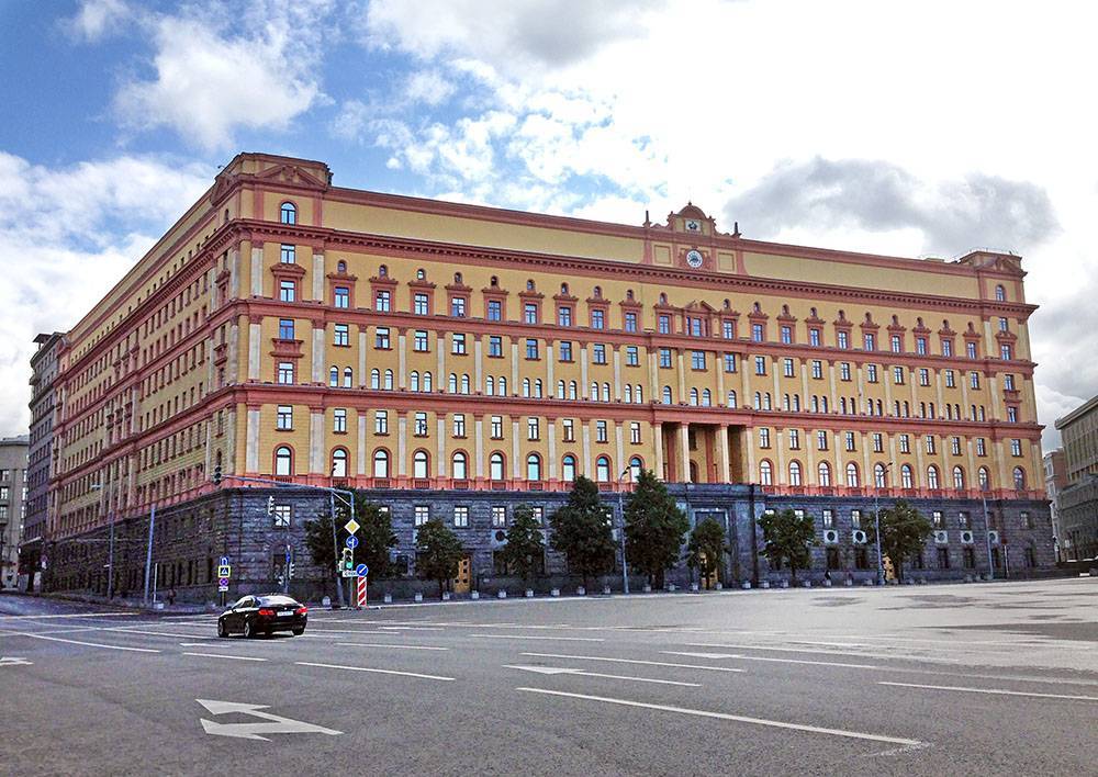 В центре Москвы у здания ФСБ неизвестный открыл стрельбу