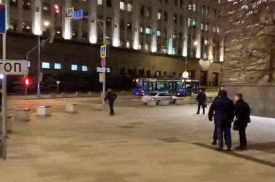 Неизвестный открыл стрельбу у здания ФСБ в Москве