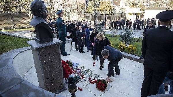 Третья годовщина убийства посла России: в Анкаре почтили память Карлова