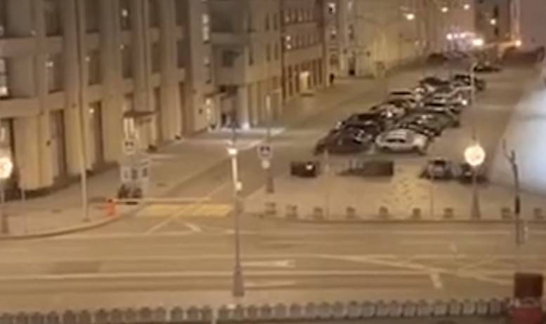 СМИ опубликовали видео с раненым при стрельбе около здания ФСБ в Москве