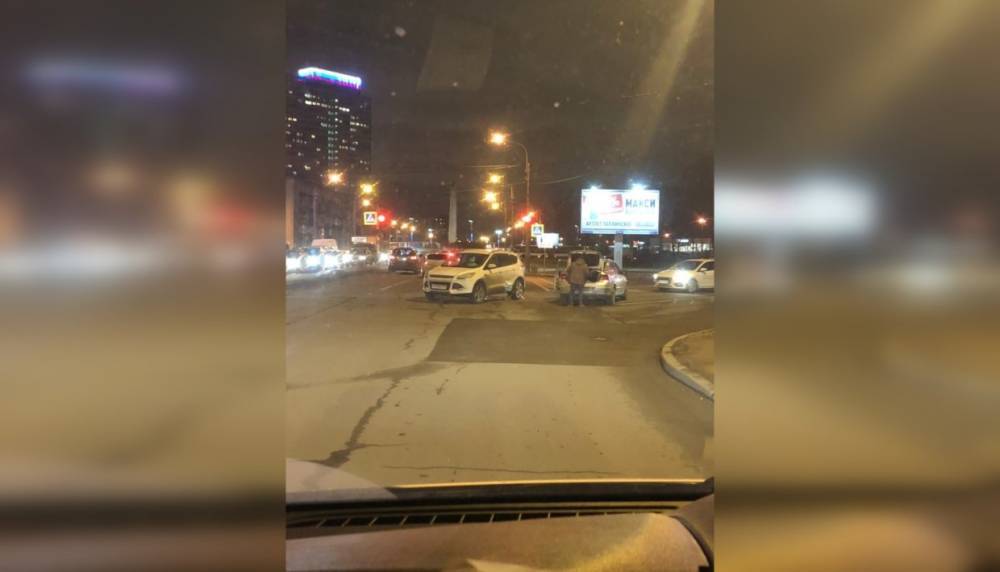 Авария на Краснопутиловской улице заблокировала движение транспорта