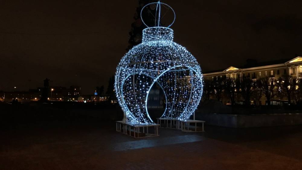 В Мурманске подростки хотели укатить огромный новогодний шар с площади