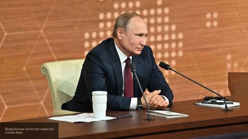 Закон об иноагентах ограничивает иностранное вмешательство во дела РФ, заверил Путин