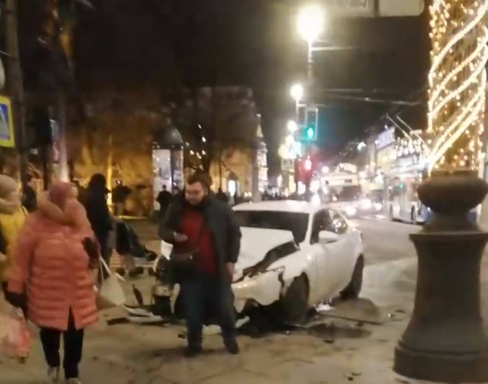 На Невском Lexus вылетел на тротуар после удара с Volkswagen