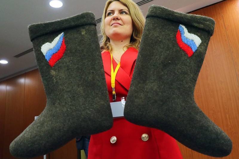 Валенки и шелкография: 15 ярких фото с пресс-конференции Путина
