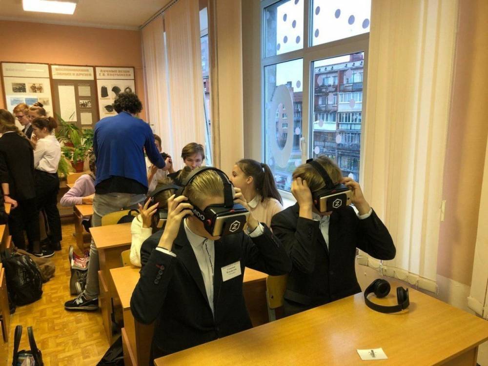 Активисты движения «Поколение Z» провели для школьников Ломоносова интерактивное занятие