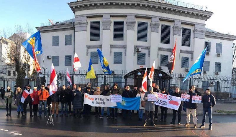 Приехавшие в Киев змагары вместе с украинскими нацистами сожгли российский флаг возле посольства РФ в Киеве